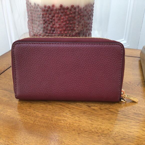Michael Kors Purple Berry Pebble Leather Wristlet Wallet NWOT - Picture 4 of 7